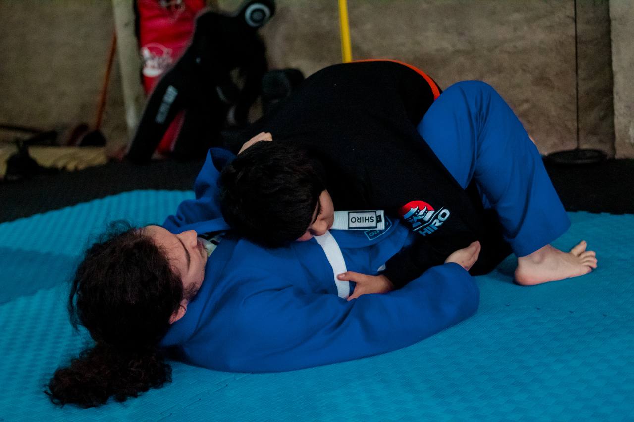 Parejas entrenando BJJ con Shiro Gi Azul y Negro